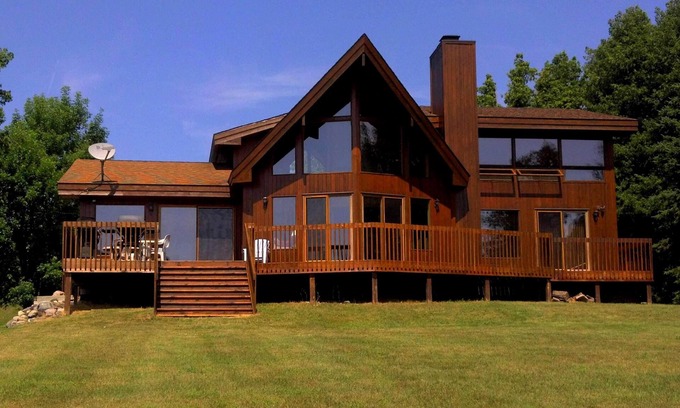 Cheboygan County Casa | Burt Lake, Lake Front Family Vac. Casa, 4 BR-3 BA, Grandes puestas de sol en privado Sub