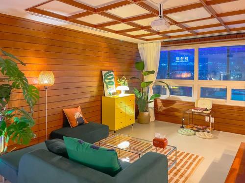 Choryang Apartamento | Busan Station KTX 1 minute distance house, emotional interior, large flat, central location