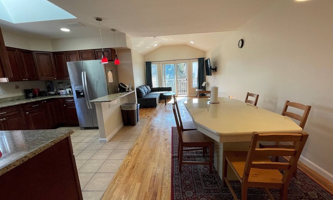 The Heights Apartamento | Business& Family Friendly Balcony Jacuzzi Free Park