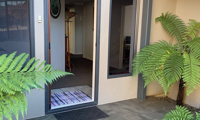 Palmerston North Cama Y Desayuno | Business or fun come relax. A quiet neighbourhood with lovely walking tracks.