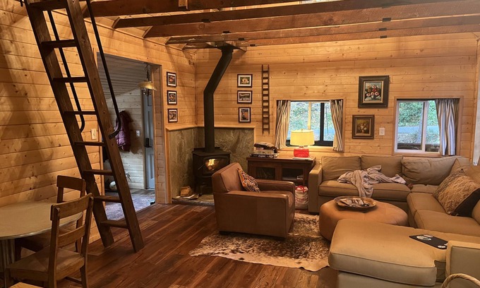 Sierra City Cabina | Butte Bungalow- 30+day rental- Sierra Buttes, Yuba River and Lakes Basin!