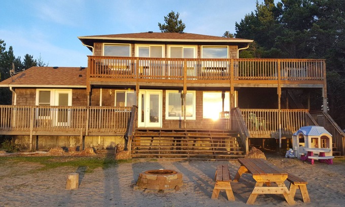 Long Beach Casa | Amplia casa frente al mar con vistas y acceso a playa privada!