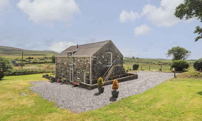 Garndolbenmaen Cabaña | BWTHYN DERWIN FAWR, family friendly, with open fire in Penygroes