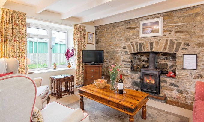 Llanrhian Cabaña | Bwthyn-To-Maen, Holiday Cottage Trefin, Sleeps 4, 2 bedrooms, bathrooms