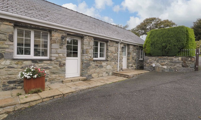 Brynrefail Cabaña | BWYTHYN YR WYDDFA, pet friendly in Llanberis