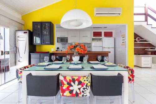 Praia Rasa Casa | Bz65 Casa a 150 metros da praia com 4 suítes