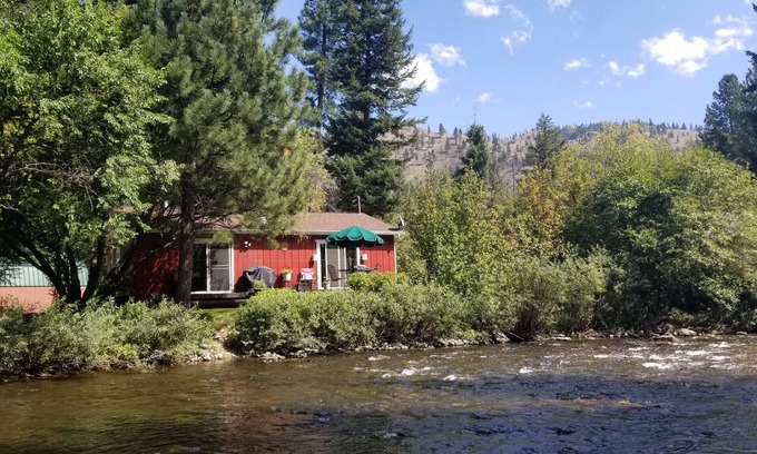 Lolo Casa | ¡Ven a pasar el rato en The Lazy Trout! Un acre divertido debajo de Lolo Peak en Lolo Creek ...