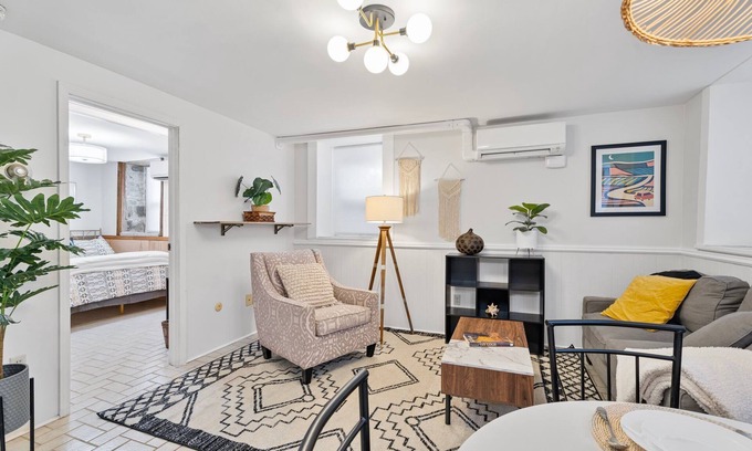 Ithaca Casa | C1: Boho Downtown (2bed/2ba), parking
