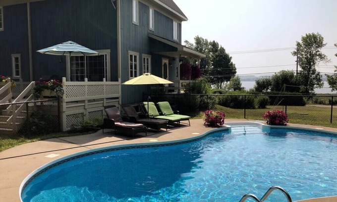 Saint-Jean-de-l'lle-d'Orleans Casa | Villa Azur Île d'Orléans / piscine et spa