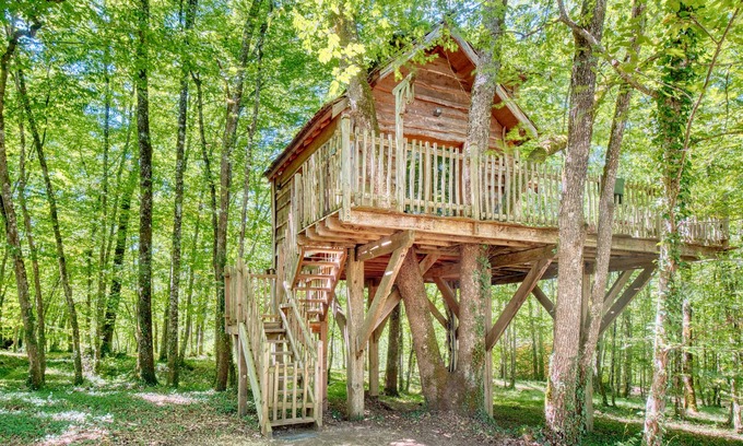 Monsac Cabina | Cabaña Amicie en los árboles - Retiro en la naturaleza con piscina interior climatizada compartida