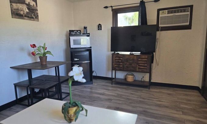 Manitou Springs Cabina | Cabin 13 | 1BR Adobe Cabin Near Hiking Trails