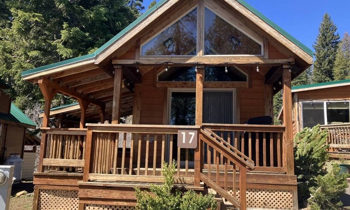 Ashland Casa | Cabin #17 at Hyatt Lake Resort