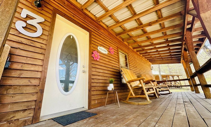 Eureka Springs Cabina | Cabin #3 - Pet/Family Friendly - Giant Spa Tub, Beautiful Ozark Mountain Cabin