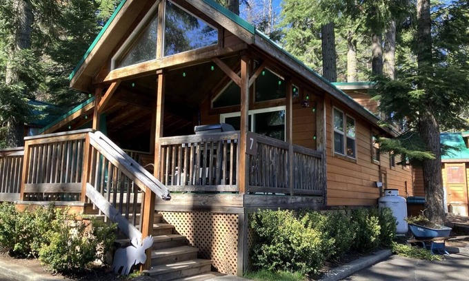 Ashland Casa | Cabin #7 at Hyatt Lake Resort