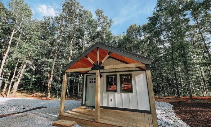 Hartwell Alquiler De RV | Cabin #9: One king-size bed, a kitchenette, and a large gravel parking pad beside the cabin for easy boat or trailer storage.