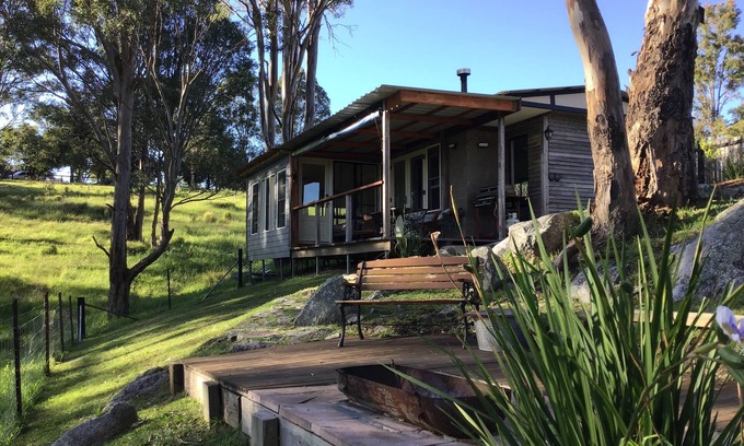 Moruya Casa | Cabaña entre los árboles. Cerca de playas y tiendas. Perro y caballo amigable