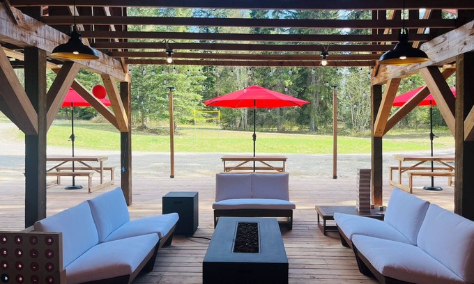 Golden Casa | Cabin | Bonus Games Barn | Hot Tub | Theatre