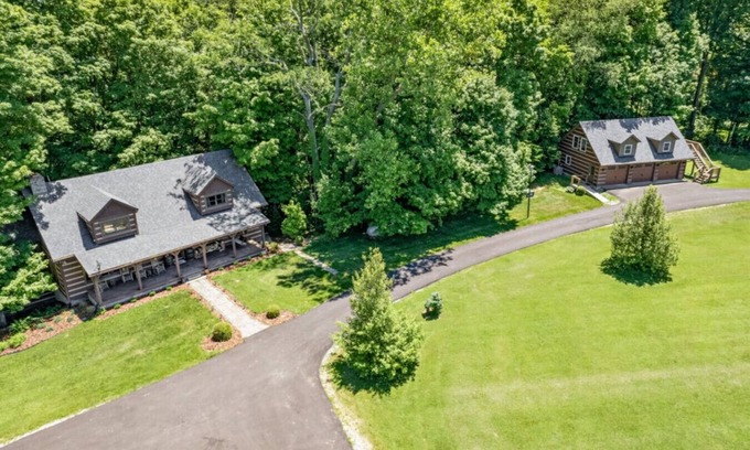 Shelbyville Cabina | Cabin+Bunkhouse Sleeps 25 near Lou/Lex *Like-New!