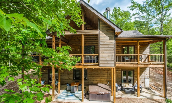 Mineral Bluff Cabina | Cabin Escape- 2 Fireplaces, S’mores, Waffle Bar, Spa, Ping Pong, Billiards, EV