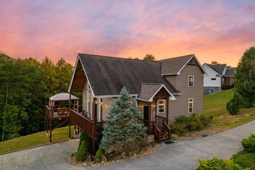 Sevierville Casa | Cabin Haven Theater Game room Hot Tub Yard