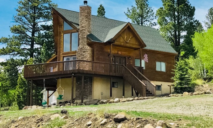 Mammoth Creek Cabina | Cabin near Panguitch Lake with mountain views, children's items, balcony, grill