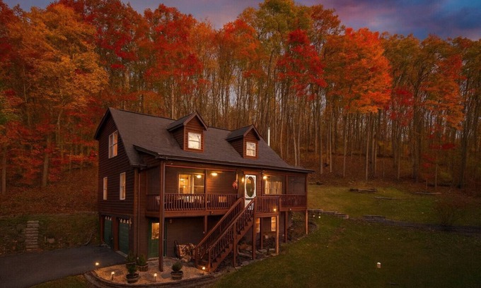 Linden Cabina | Cabin Retreat in Virginia Wine Country – Hot Tub, Theater Room & Pet-Friendly