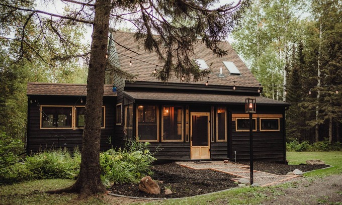 Grand Marais Cabina | Cabin retreat nestled in the woods above Lake Superior. Close to GM AND Lutsen.