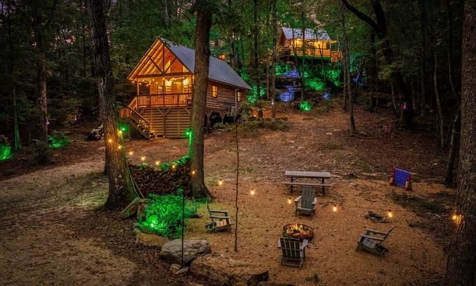 Mentone Cabina | Cabin Retreat w/Fire Pit, Grill, Arcade & Zip Line