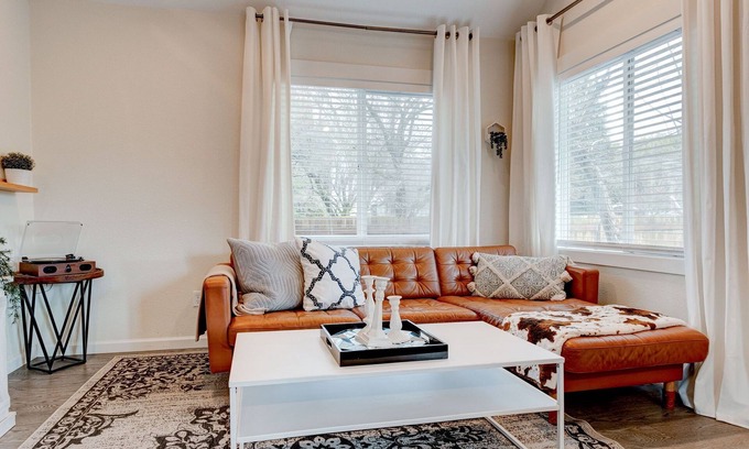 Hough Casa | Casa estilo cabaña en el corazón de Vancouver. A pasos del transporte público!