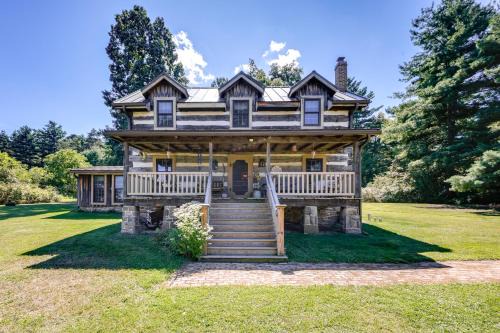 Pine Grove Mills Casa | Cabin Vacation Rental about 8 Mi to Penn State!