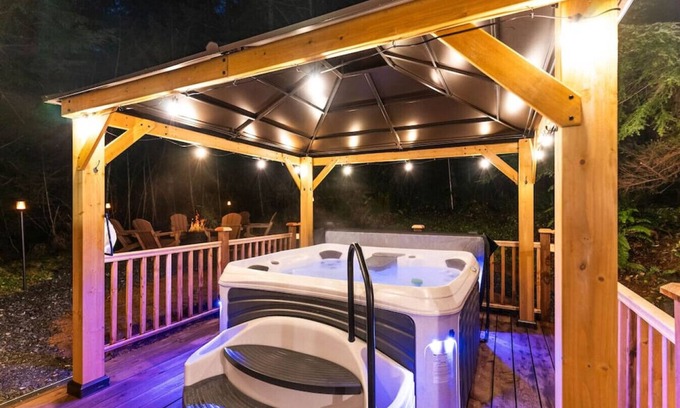 Paradise Estates Cabina | Cabin w/Covered Hot Tub, Firepit, EV, generator, 5 miles to Mt Rainier entrance