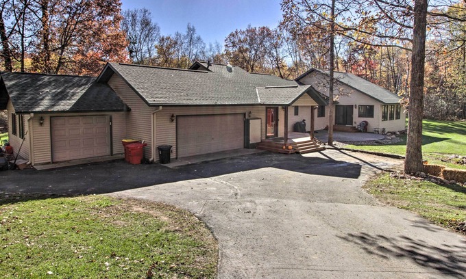 Breezy Point Cabina | Cabin w/ Fire Pit & Movie Room, 1 Mi to Lake