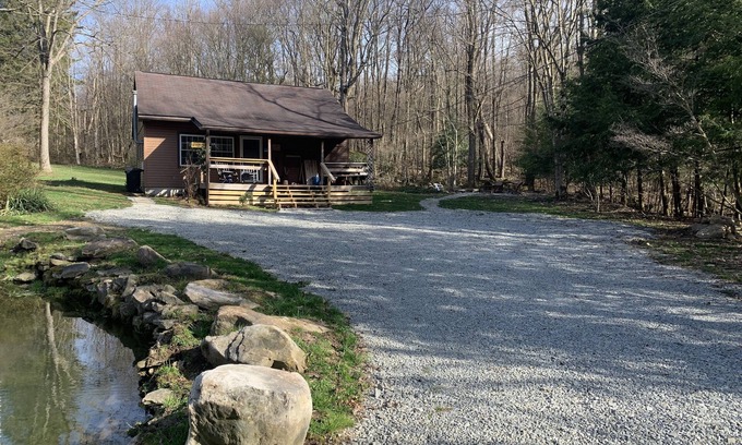 Rockwood Cabina | Cabin w/ Hot Tub on Small Pond