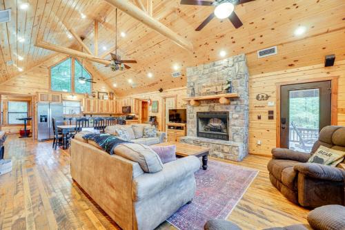 Broken Bow Casa | Cabin with Hot Tub and Wraparound Deck in Broken Bow!