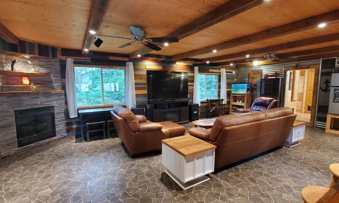 Au Train Cabina | Cabin within sight distance of Lake Superior, Autrain River. Free Kayak rental