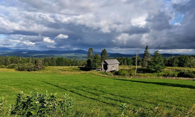 Cabot Otro | Cabot Plains Farm stunning fall foliage, mountain views, covered bridge, 4B 3BA