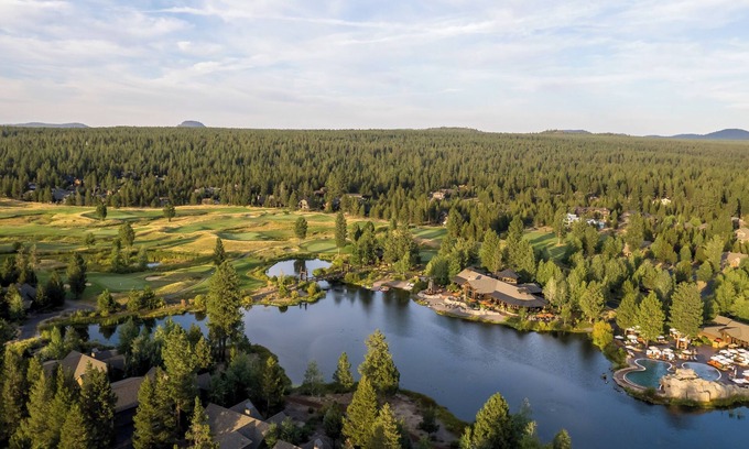 Sunriver Casa | Caldera Springs Getaway with Hot Tub, Arcade & A/C