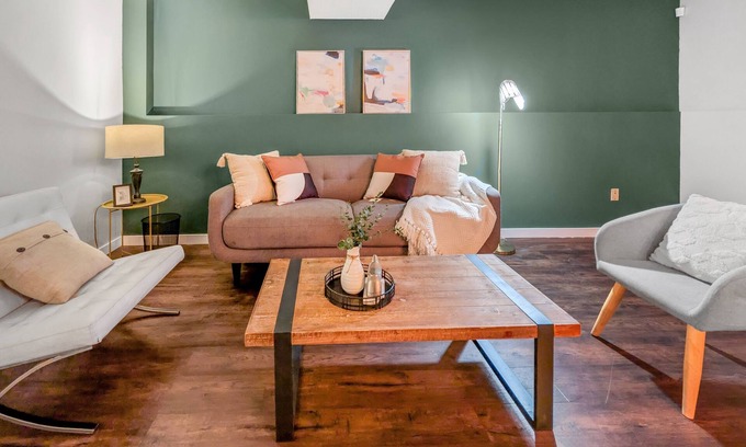 Sunnyside Casa | Calgary Bow River Haven - 3-Bed Bi-Level Suite