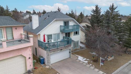 Hawkwood Casa | Calgary - By Mountains and Ski