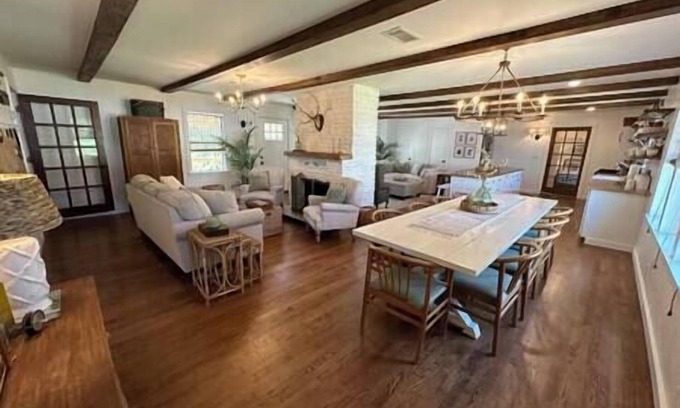 Calico Rock Casa | Calico Cottage - Room for families and big groups!