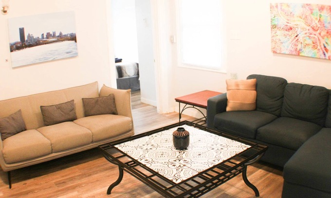 Marshall-Shadeland Apartamento | California Ave Quarters-2 Bedroom w/ Easy Parking!