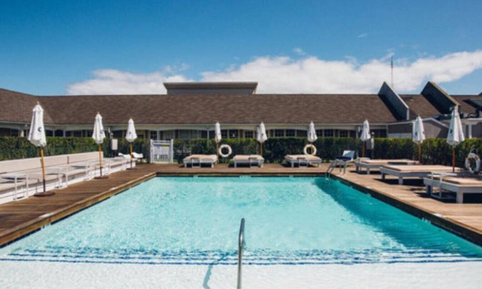 Southampton Hotel | California King Poolside, Daily Breakfast, Minibar