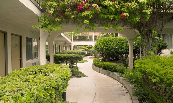 Clairemont Hotel | California Suites Hotel