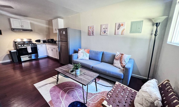 Grantville Cabaña | Calligraphy guest suite w/private deck & entrance