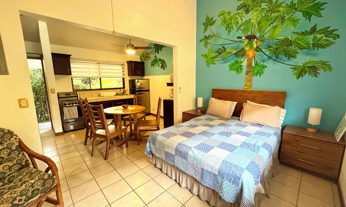 Santa Barbara Condominio | Calm & Palms Second Floor Studio