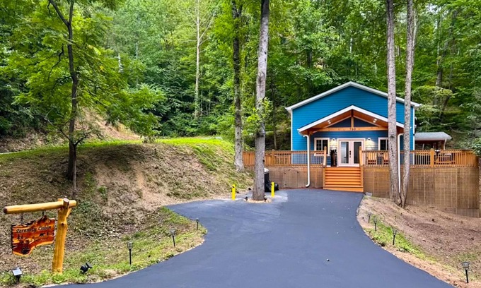 Gatlinburg - Pigeon Forge Cabaña | Calming cottage with hot tub, Cozy fireplace, & Free Attraction Tickets