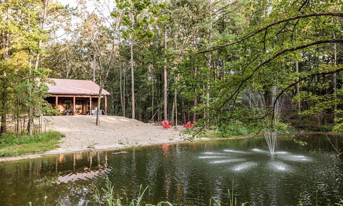 Broken Bow Cabina | Calvert's Copper Cabin, Cozy cabin! Hot tub, Free Firewood, Fireplace!