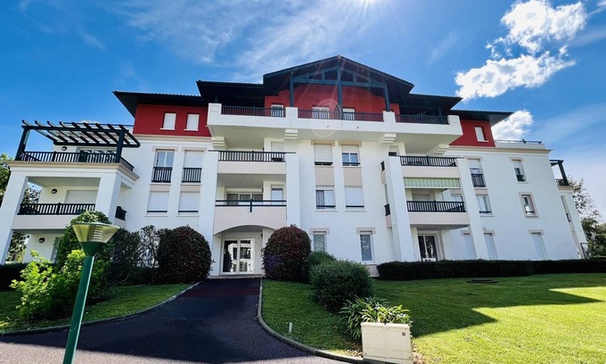 Cambo-les-Bains Apartamento | CAMBO: Apto céntrico con piscina, 4 plazas, 3 habitaciones, terraza, parking, internet