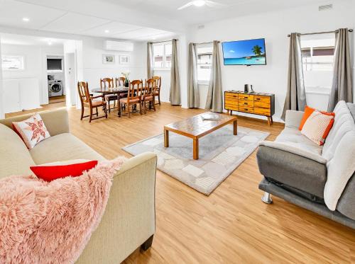 Lakes Entrance Casa | Camellia Cottage on Church