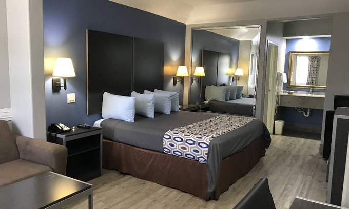Houston Hotel | Camelot Inn & Suites Veterans Memorial NW Houston
